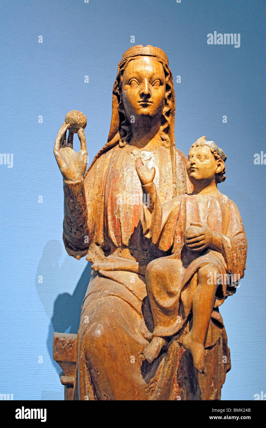 Statua medievale di vergine e bambino immagini e fotografie stock ad