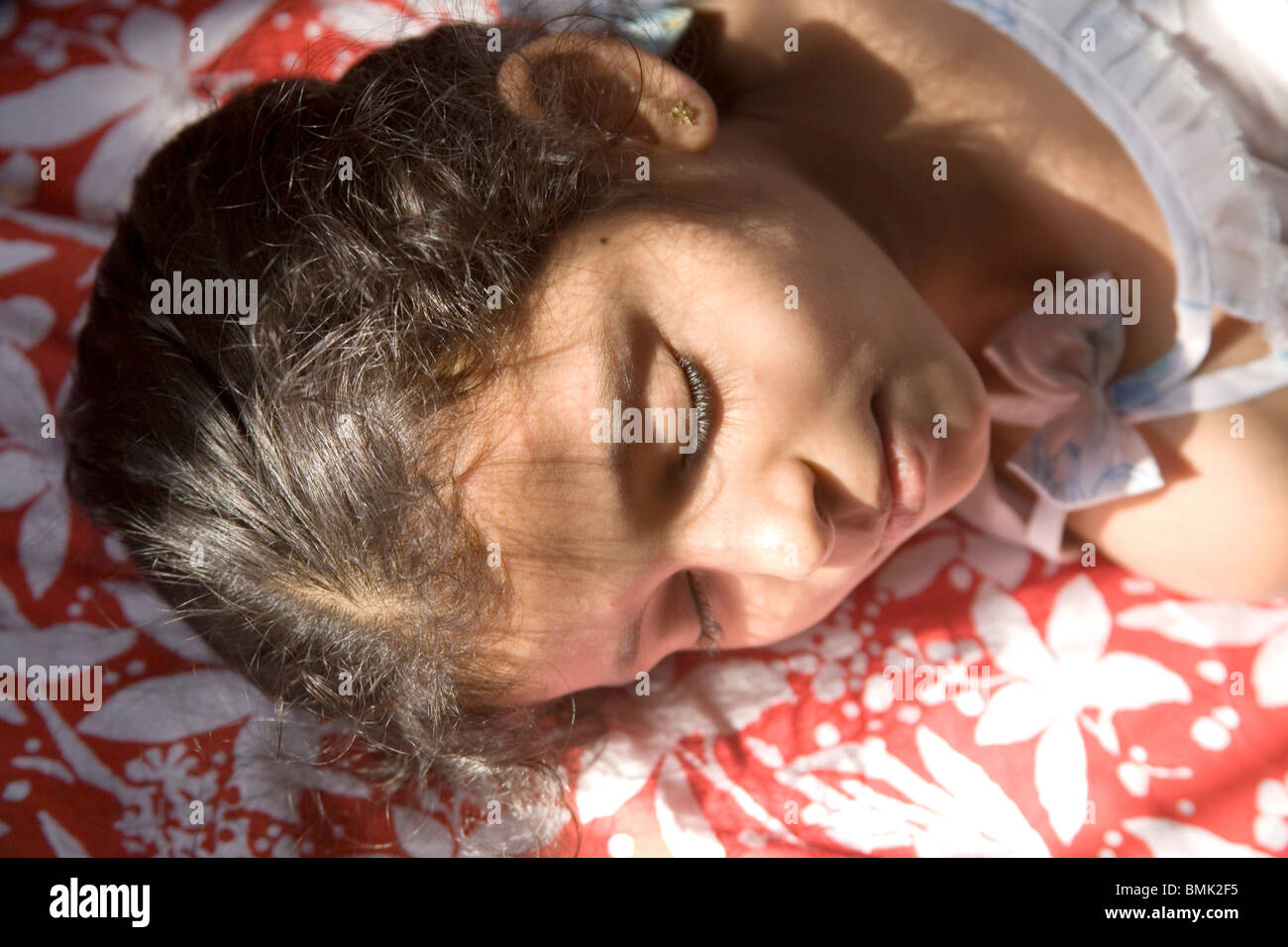 South Asian ragazza indiana Sanchi avente suono addormentato sul letto ; Mumbai Bombay ; Maharashtra ; India Signor#202 Foto Stock