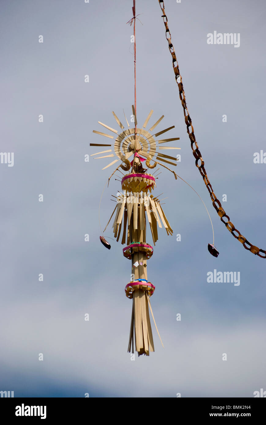 Decorative lungo i pali di bambù, localmente noto come 'penjor' costruita quando gli Indù Balinese celebrare Galungan e Kuningan giorno. Foto Stock