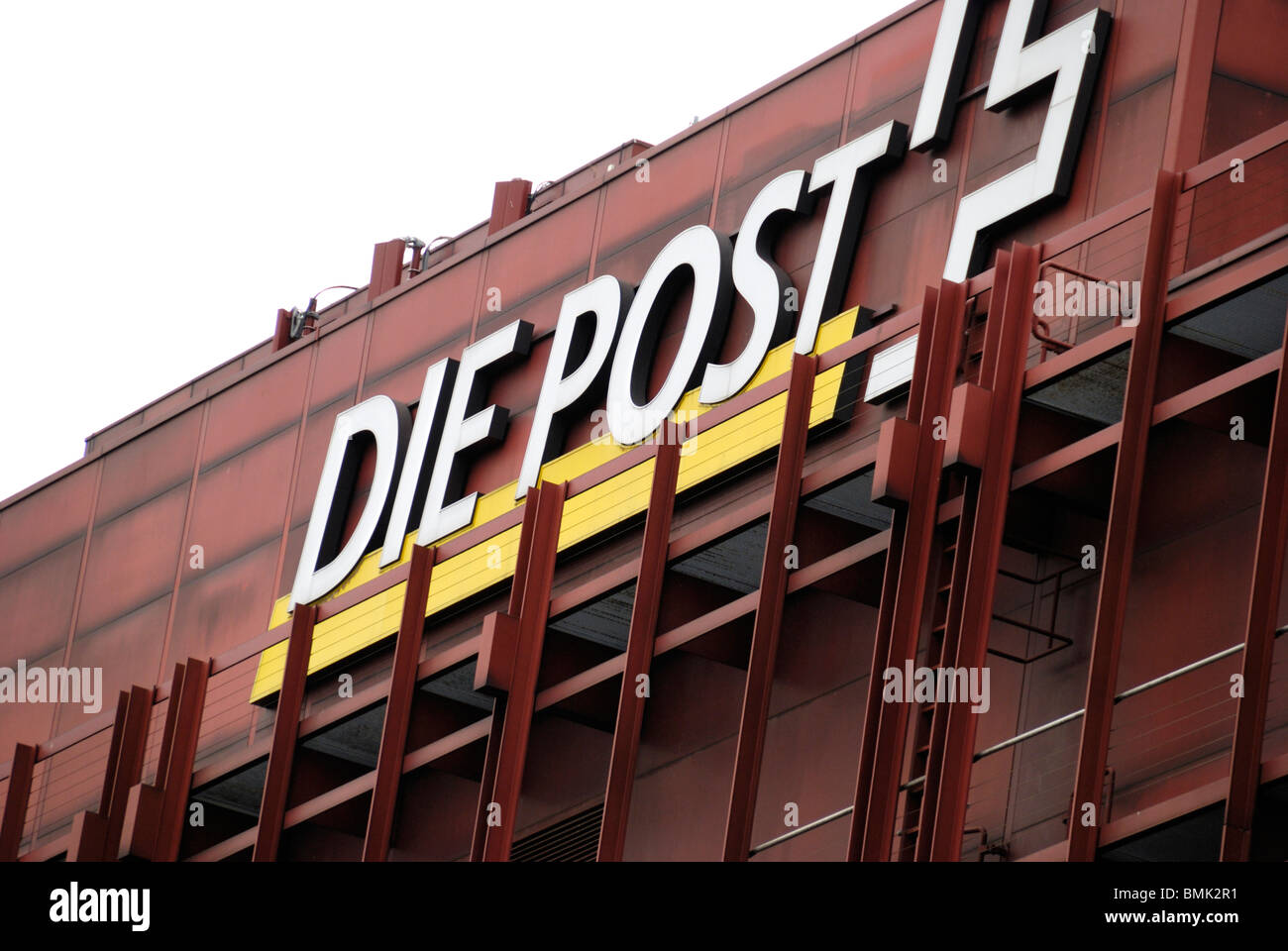 Die Post Swiss Post office logo su edificio, Basilea, Svizzera Foto Stock
