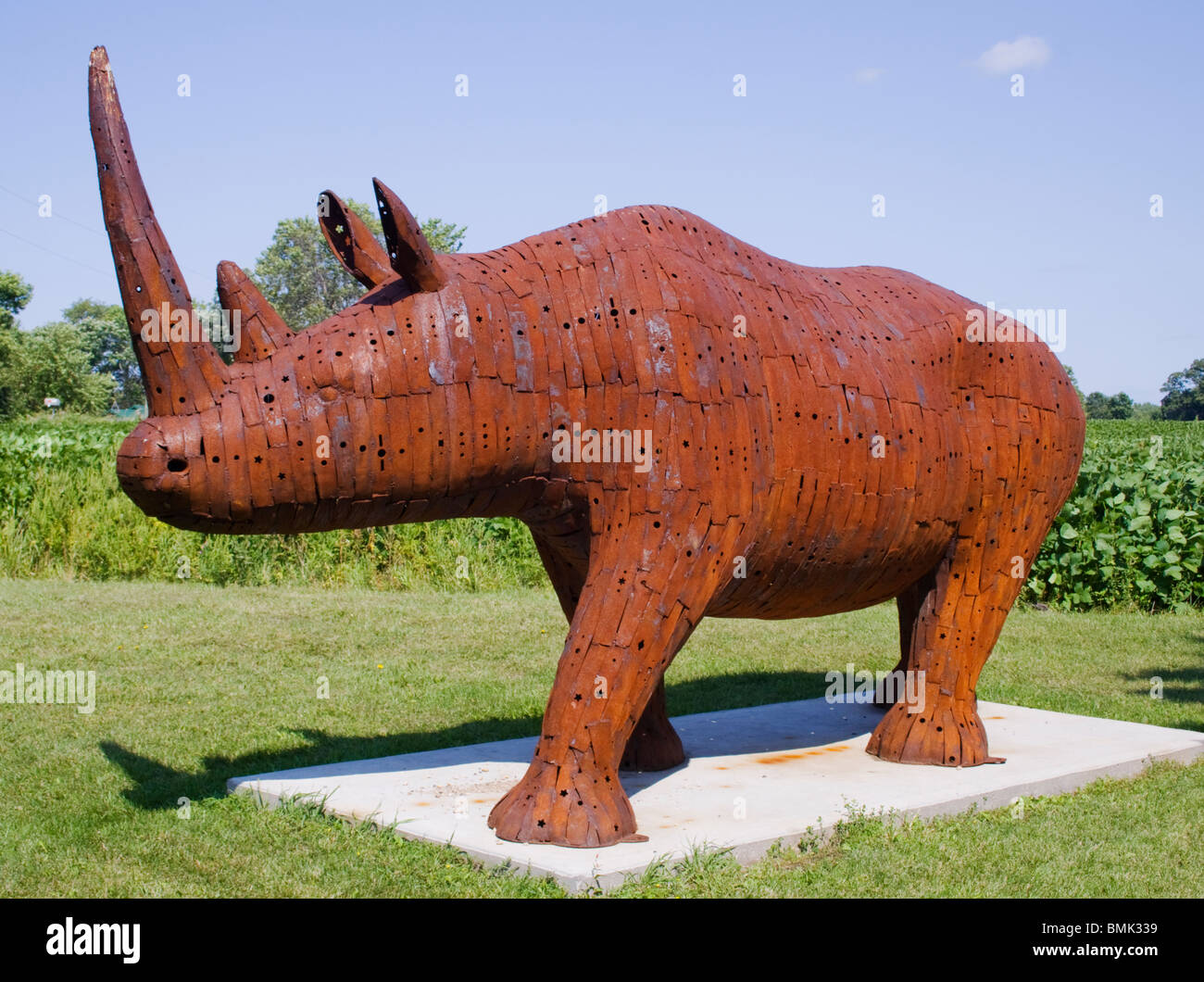 Le sculture metalliche uniche di Ken Nyberg a Vining, Minnesota, uniscono fantasia e abilità, creando un'arte memorabile a bordo strada che cattura il fascino e la creatività locali Foto Stock