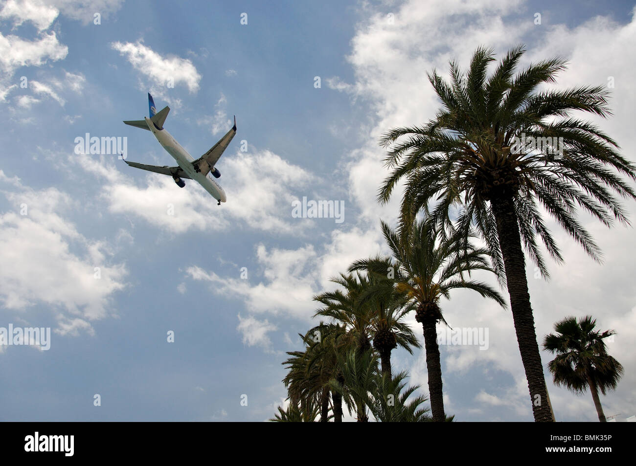 Aerei di atterraggio sulla spiaggia, Platja d'en Bossa, Playa d'en Bossa, Ibiza, Isole Baleari, Spagna Foto Stock