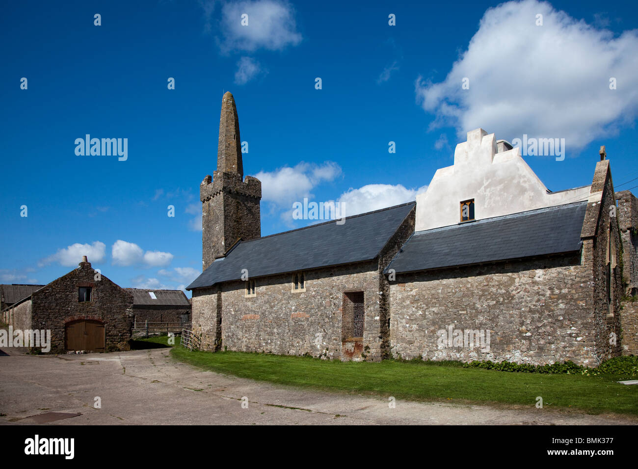 St Illtyd la Chiesa e torre pendente Caldey Island Wales UK Foto Stock