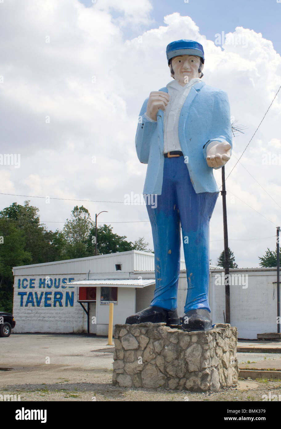 La statua di Ice Delivery Man si trova fuori da una taverna a New Castle, Indiana, un nostalgico richiamo all'americana e al classico fascino della strada. Foto Stock