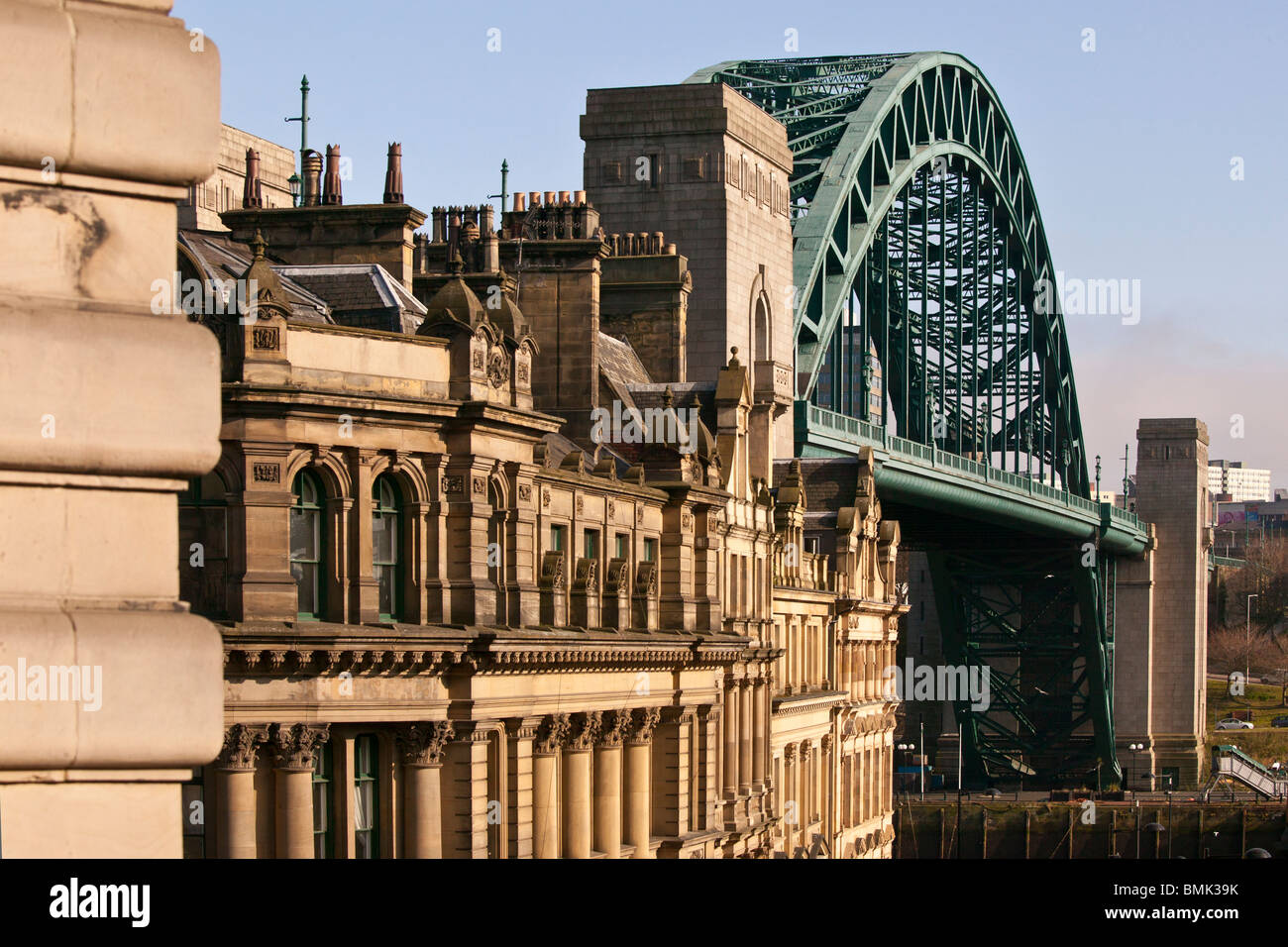 Il Quayside in Newcastle e il Tyne Bridge, vista guardando verso il basso e laterale Sandhill. Foto Stock