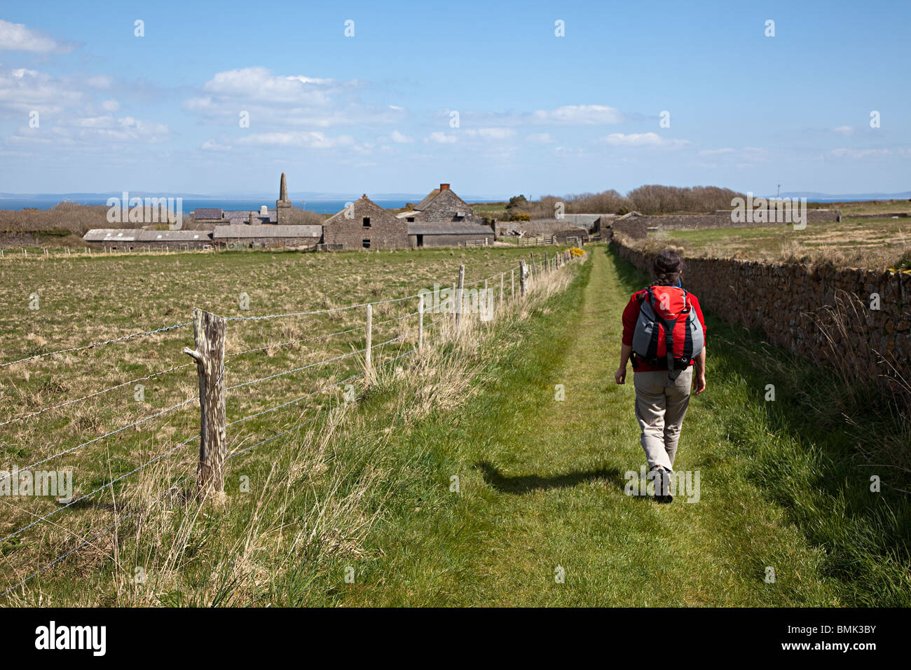 La donna gli escursionisti a piedi sull isola di Caldey Wales UK Foto Stock