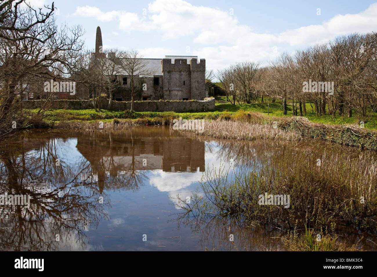 La Old Priory e St Illtyd la chiesa con il laghetto medievale isola di Caldey Wales UK Foto Stock