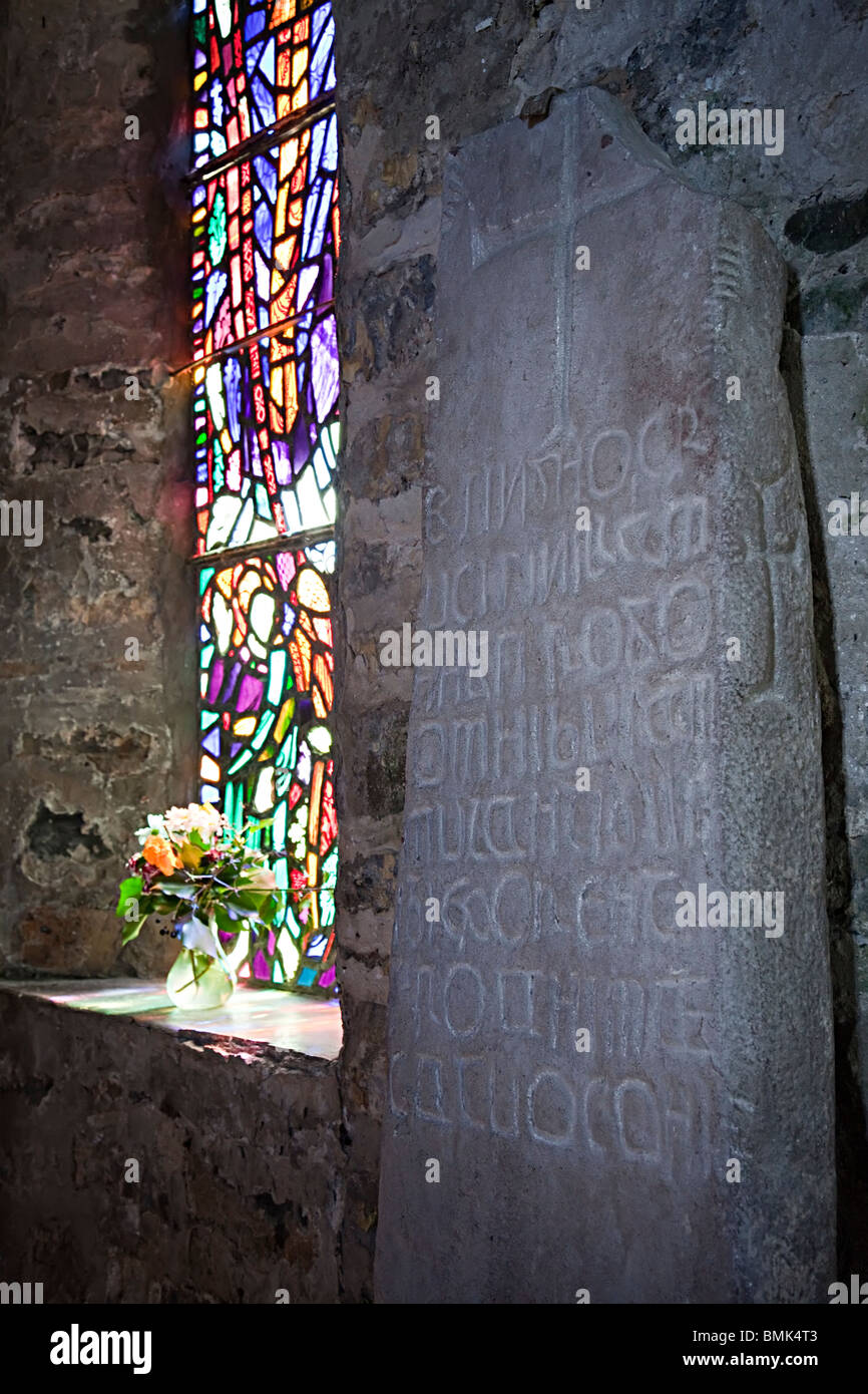 La pietra di Caldey con scrittura ogamica in St Illtyd Chiesa dell isola di Caldey Wales UK Foto Stock