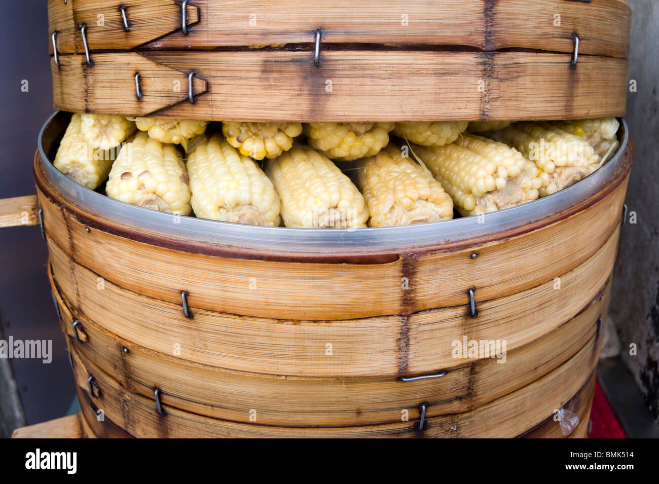 Sulla pannocchia di mais street food in cesti di bambù, Shanghai, Cina Foto Stock