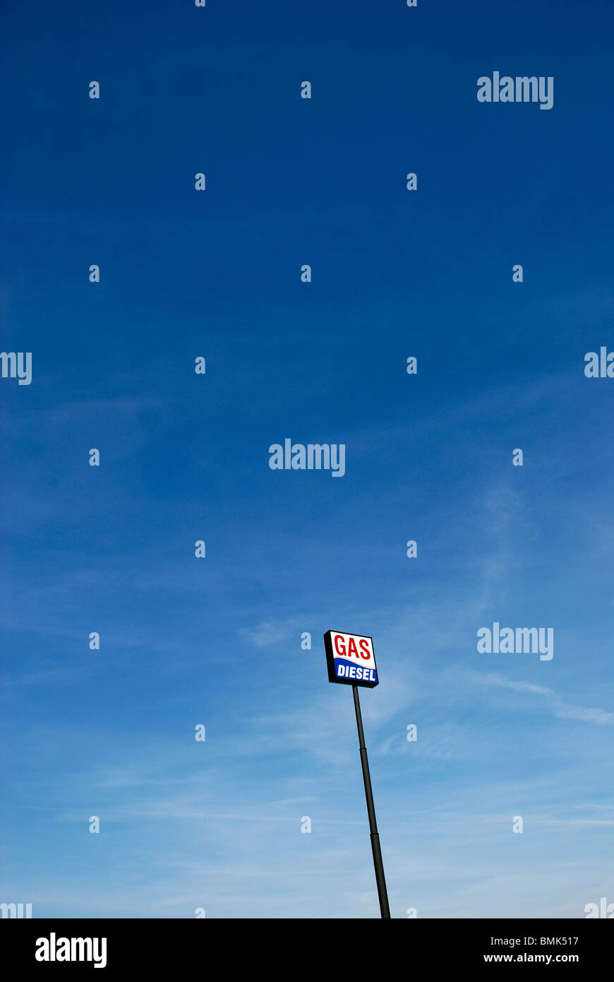 Stazione di gas segno con le parole gas e gasolio su un lungo palo contro il cielo blu. Foto Stock