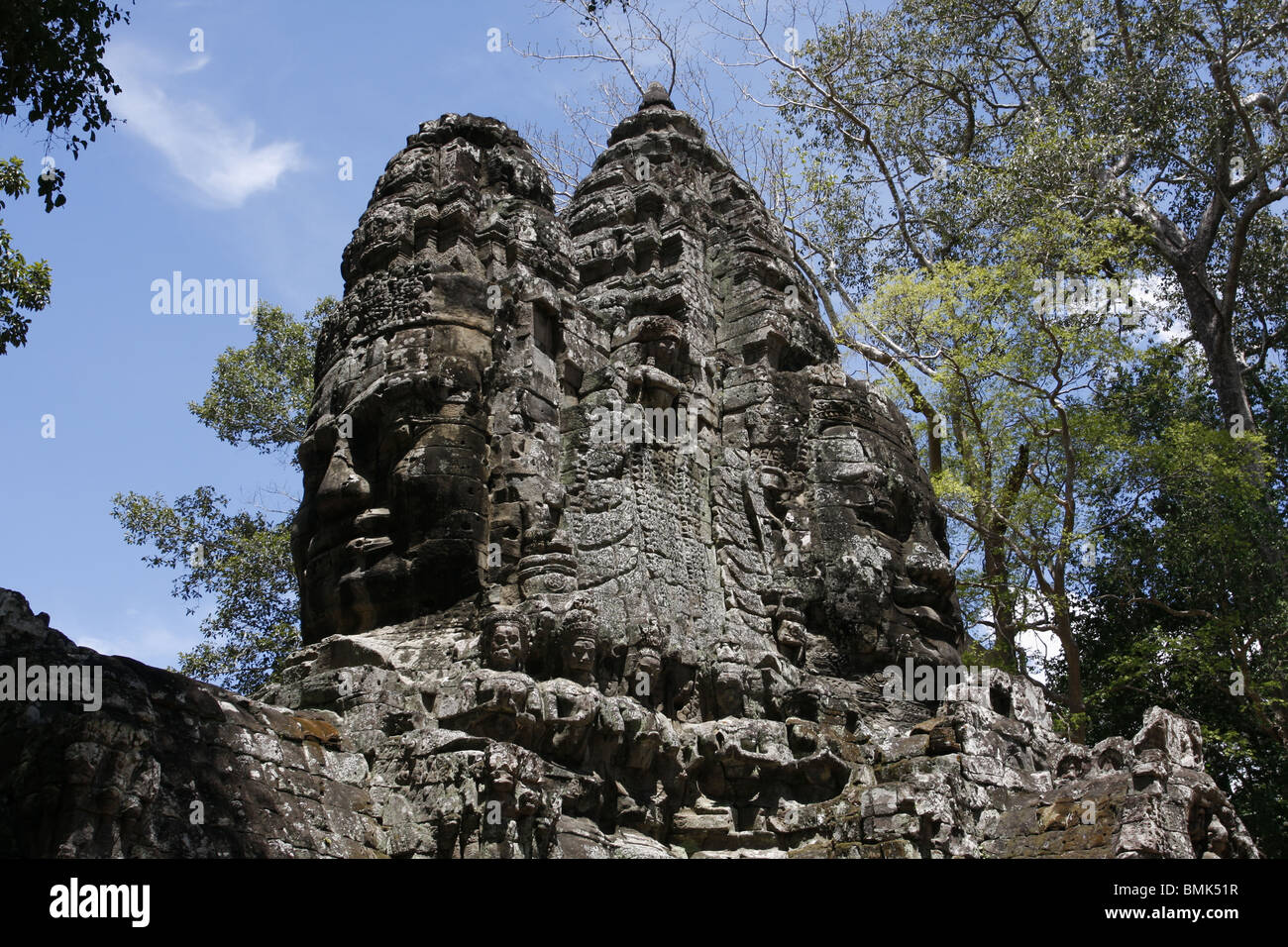Le facce sorridenti dei Boddhisatvas sulla porta sud di Angkor Thom in Cambogia Foto Stock