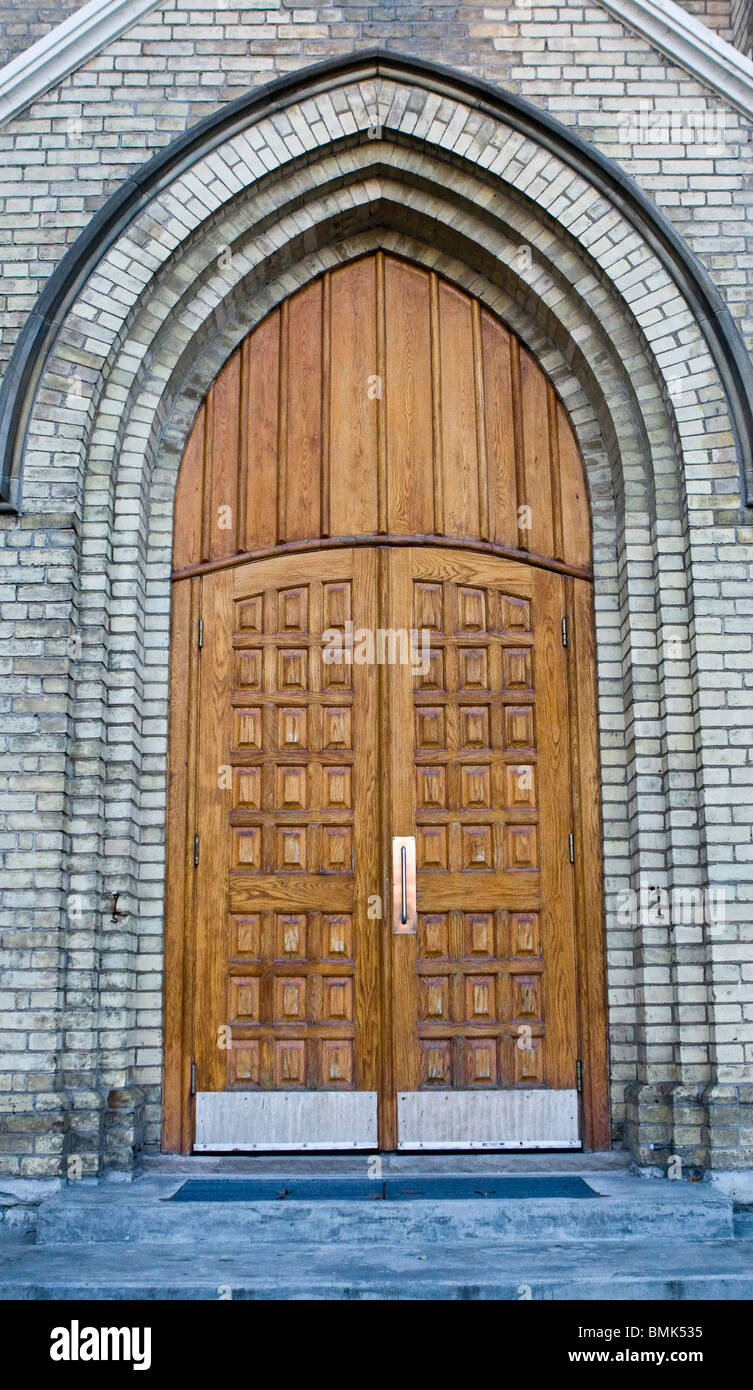 Chiesa massicce porte di entrata Foto Stock