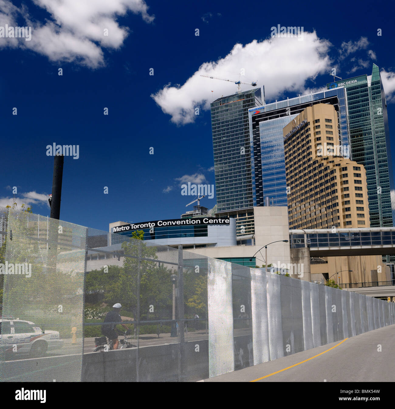 Acciaio nuovo recinto di sicurezza e polizia in preparazione del vertice del G20 presso il Centro Congressi di Toronto downtown city Foto Stock