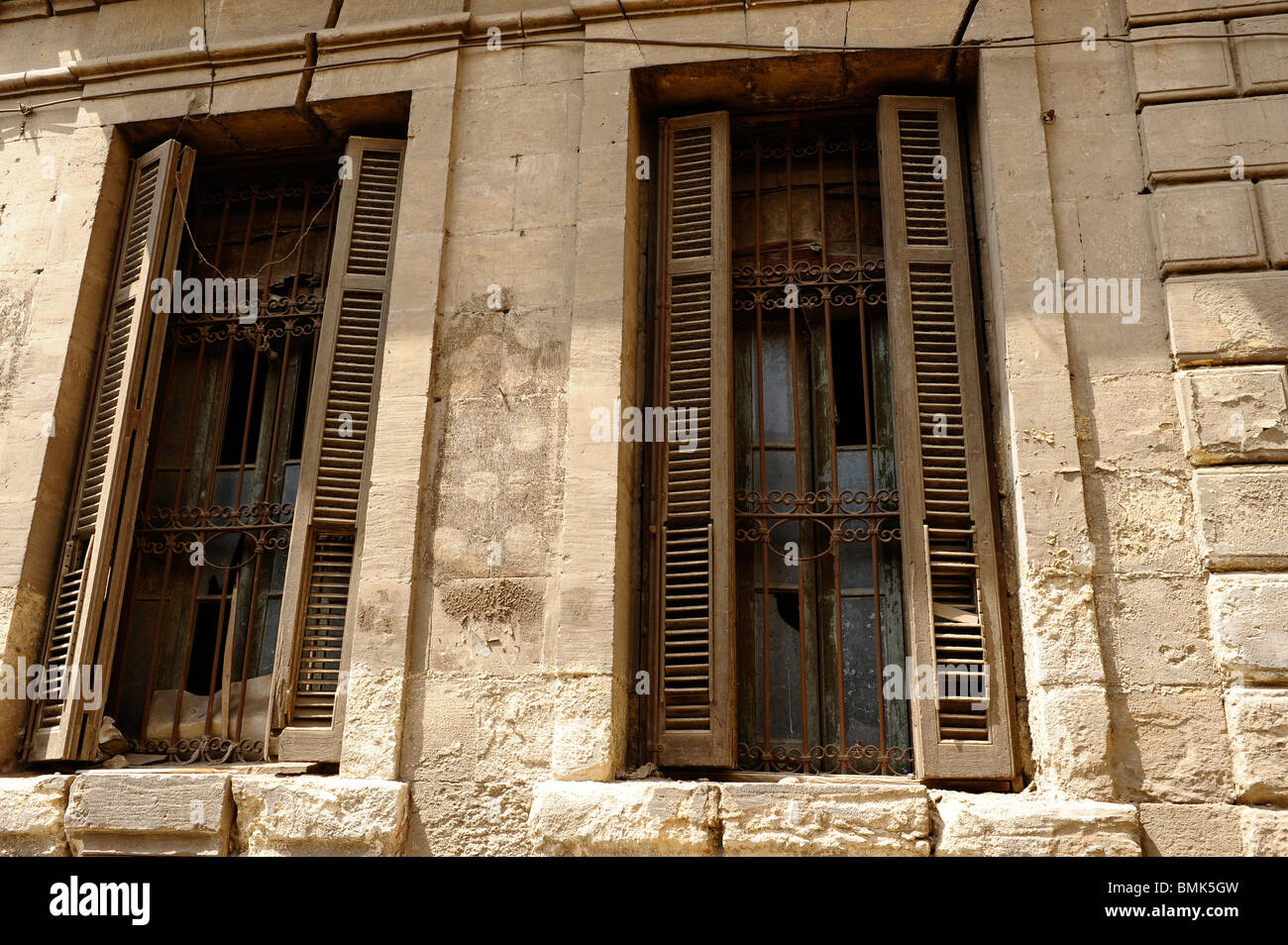 Vecchio edificio windows in Cairo islamico( una città dentro la città del patrimonio umano), architettura egizia , cairo, Egitto Foto Stock