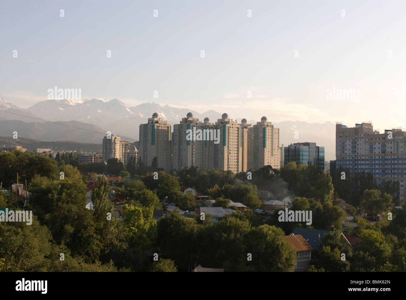 Skyline di Almaty, Altau gamma in background, Kazakistan Foto Stock