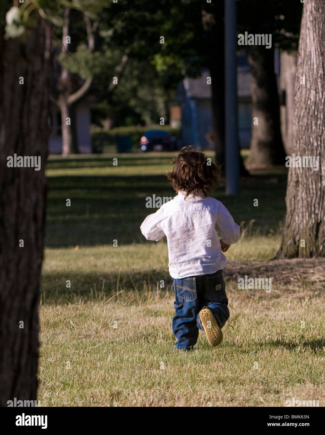 Little Boy Esecuzione di distanza Foto Stock