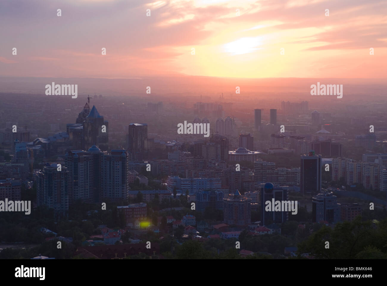 Skyline di Almaty al tramonto, Kazakistan Foto Stock