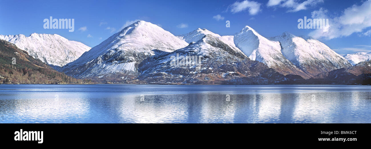 Inverno riflessioni di cinque suore di Kintail, Glen Shiel Foto Stock