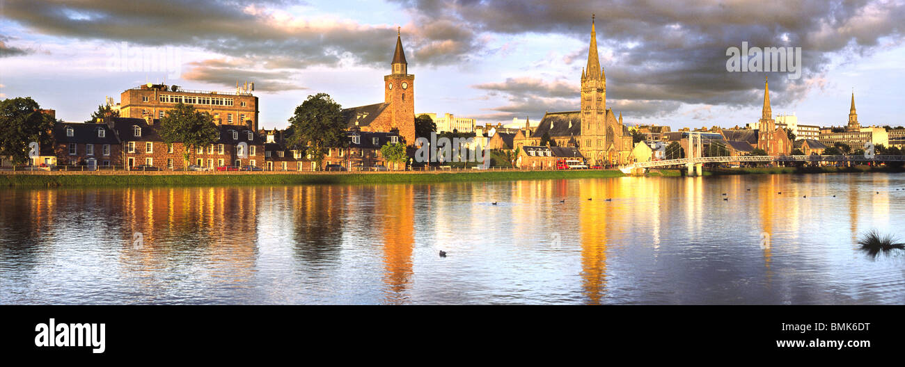 Sera La luce del sole sulle rive del fiume Ness, Inverness Foto Stock