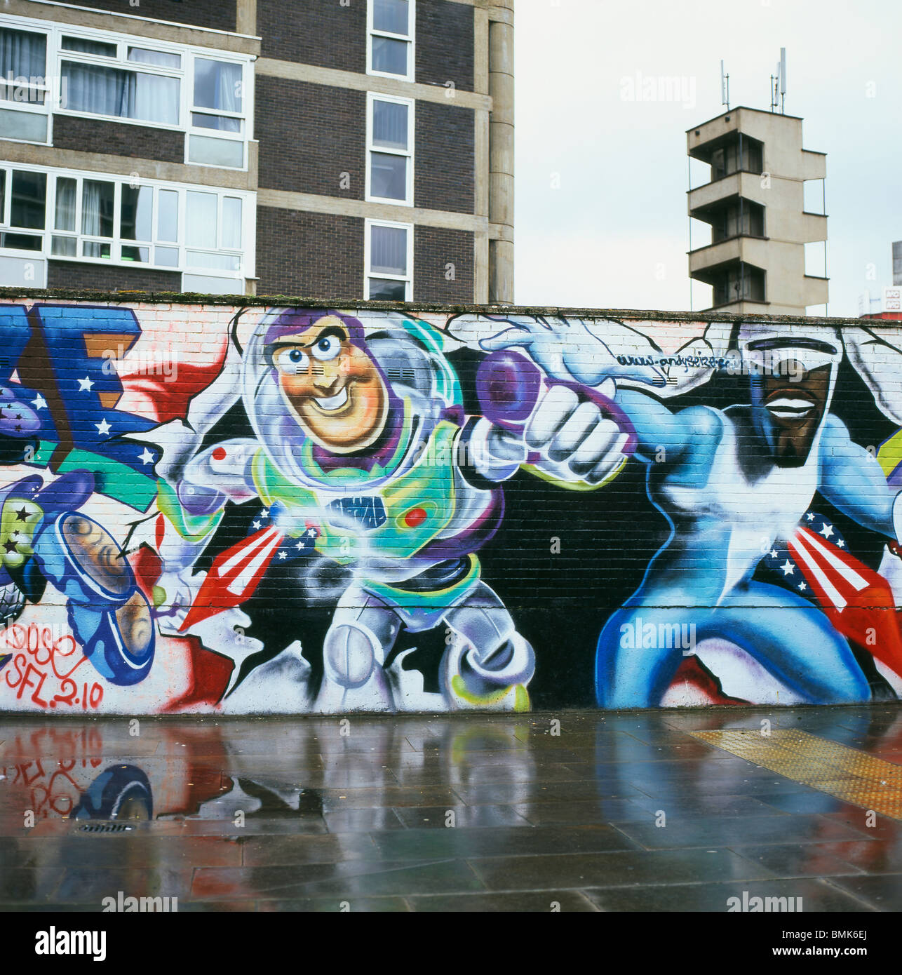 Buzz Lightyear e Captain America murale su una palizzata in prossimità di un quartiere residenziale nella zona est di Londra Inghilterra REGNO UNITO Foto Stock
