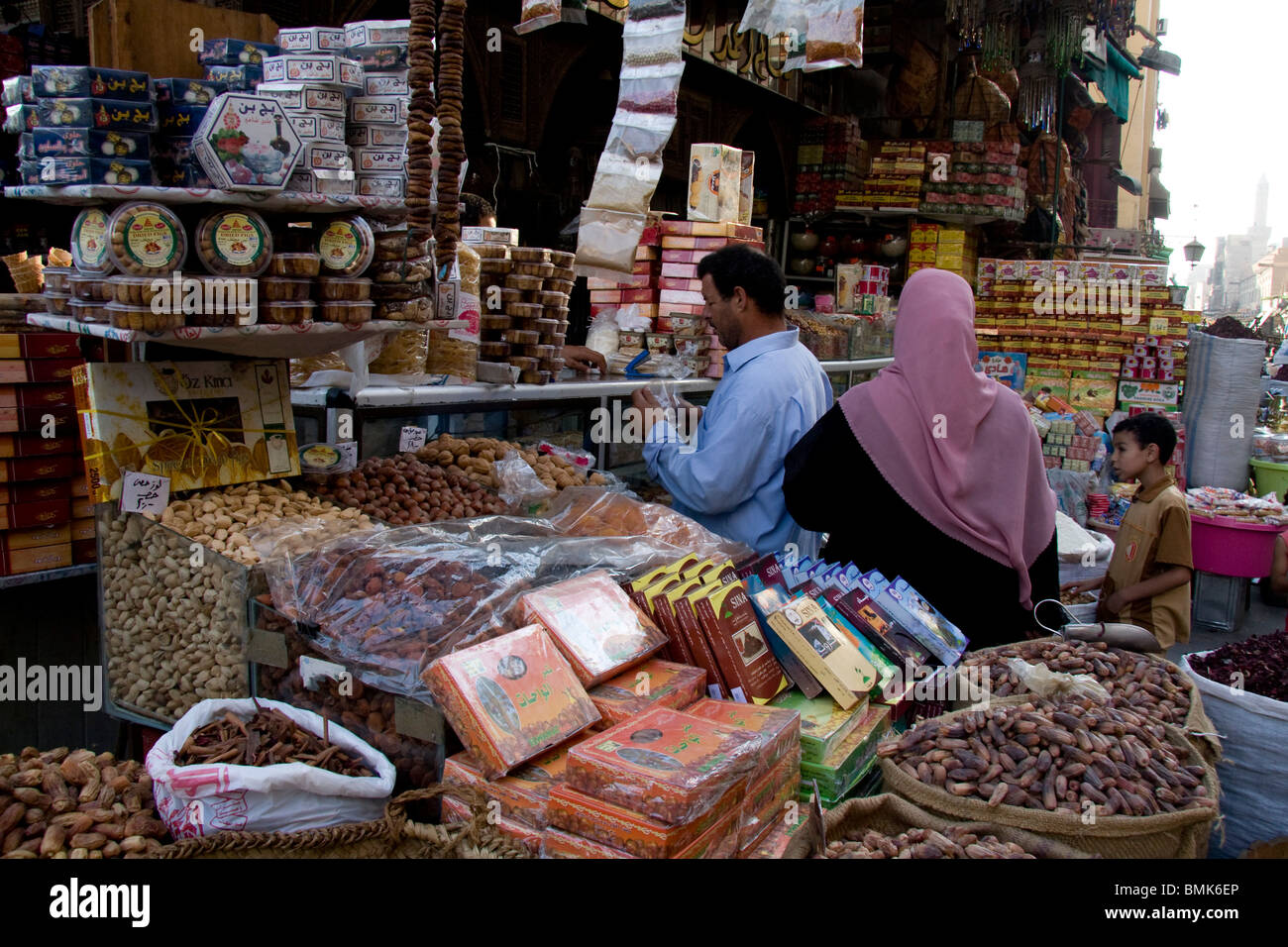 Famiglia shopping a un cibo essiccato e dadi store in Khan al-Khalili Bazaar, Cairo, Al Qahirah, Egitto Foto Stock