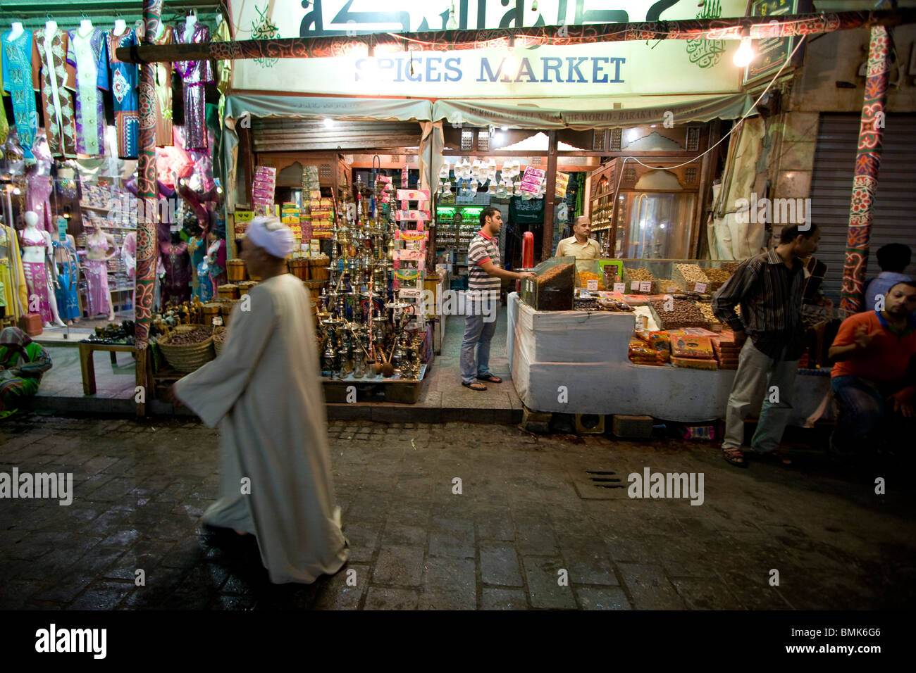 Negozio di spezie in Khan al-Khalili Bazaar notturno, Il Cairo, Al Qahirah, Egitto Foto Stock