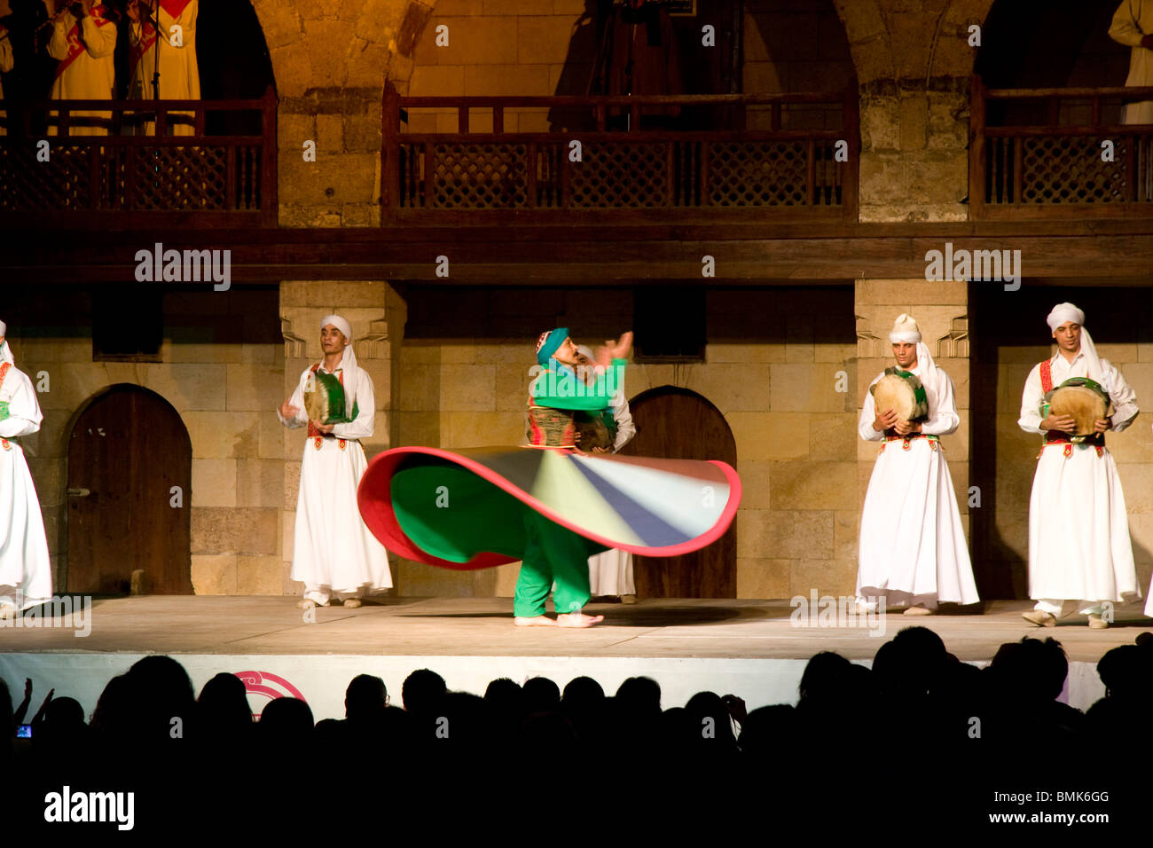 Derviscio armato di eseguire una danza sufi al Al-Ghouri Mausoleo di notte, il Cairo, Al Qahirah, Egitto Foto Stock