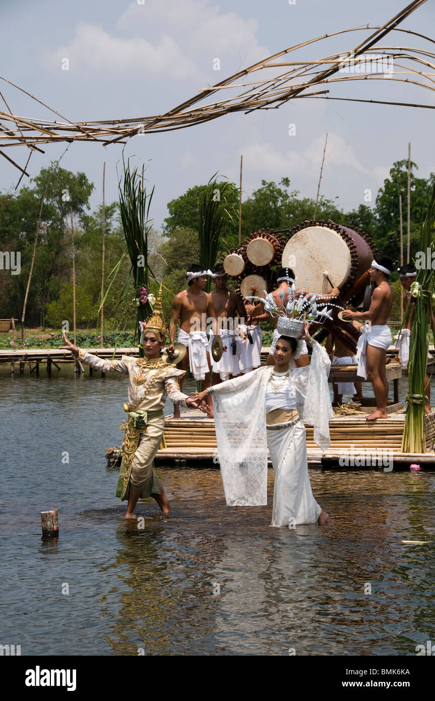 Prestazioni ad acqua all'aperto, teatro di Klong sra bua mercato galleggiante, Ayutthaya, Thailandia. Foto Stock