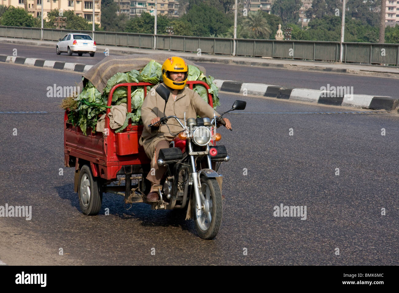Uomo che porta le verdure sul suo triciclo motorizzato, il Cairo, Al Qahirah, Egitto Foto Stock