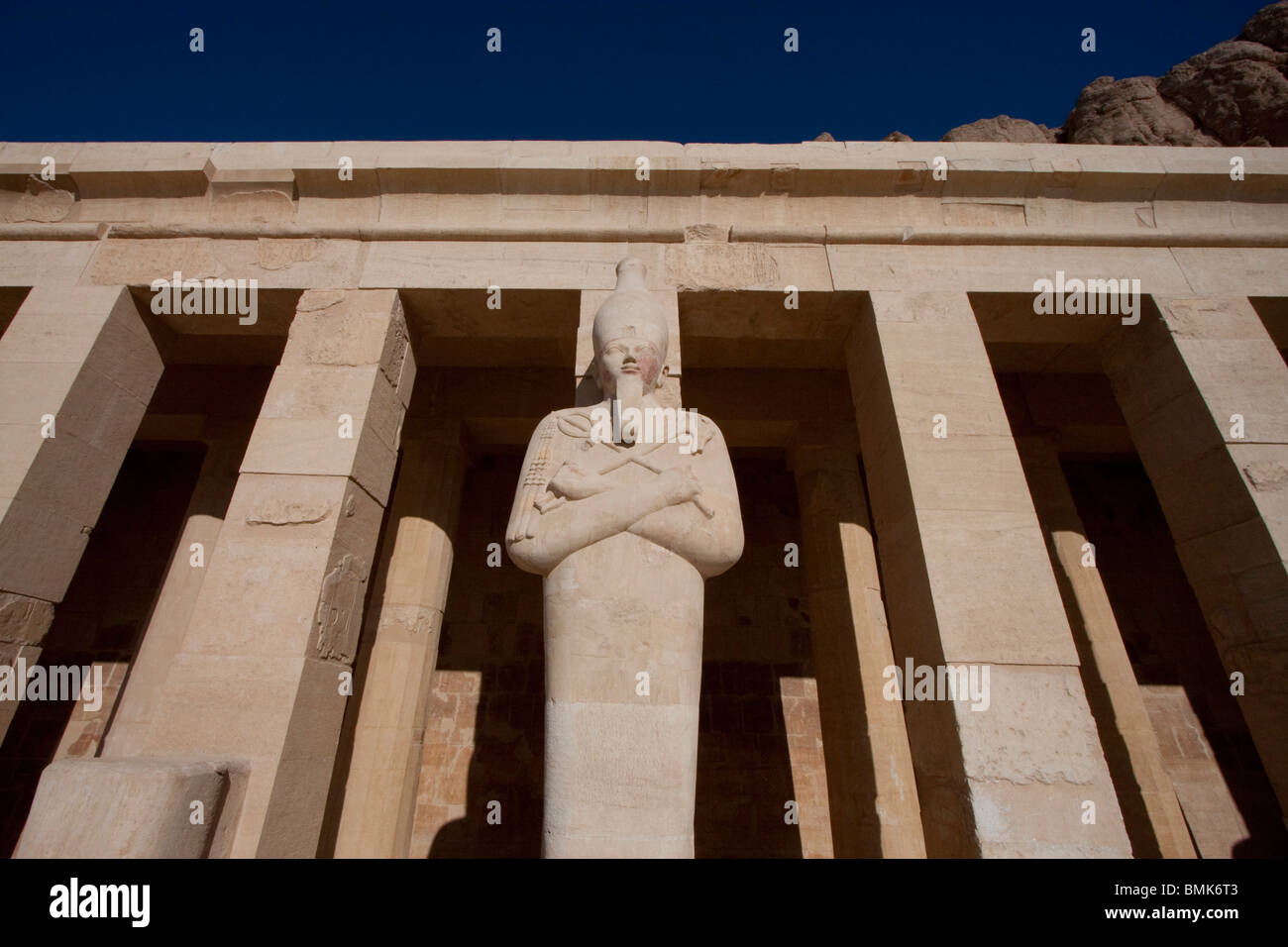 Statua di Osiride in Punt colonnato del Tempio di Hatshepsut a Tebe (Deir el-Bahri), Qina, Egitto Foto Stock