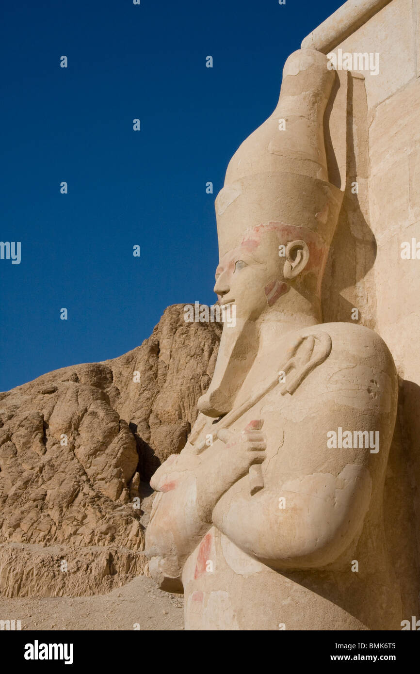 Statua di Osiride in Punt colonnato del Tempio di Hatshepsut a Tebe (Deir el-Bahri), Qina, Egitto Foto Stock
