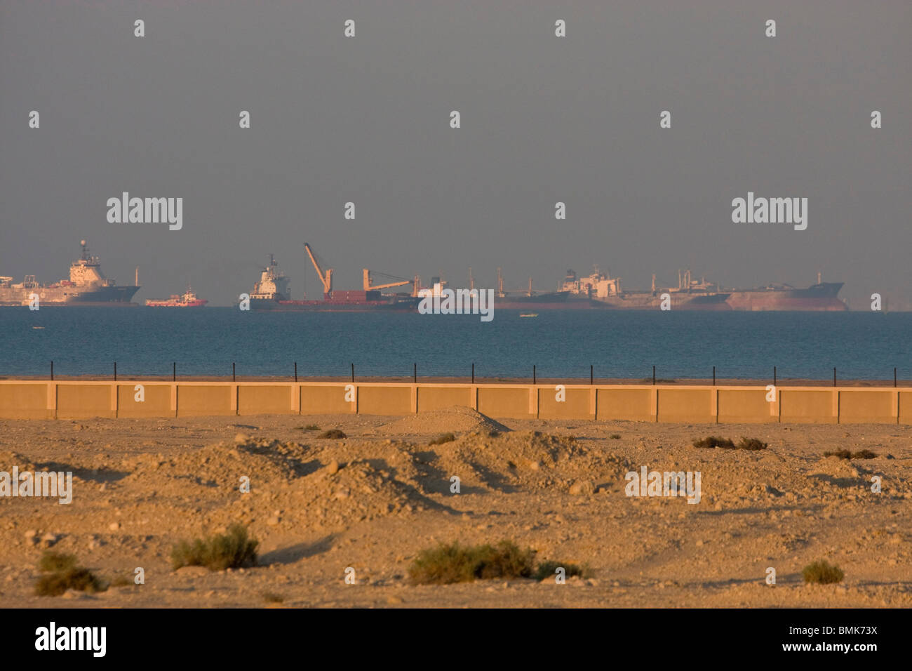 Navi da l'ingresso meridionale per il Canale di Suez, Suez, South Sinai, Egitto Foto Stock