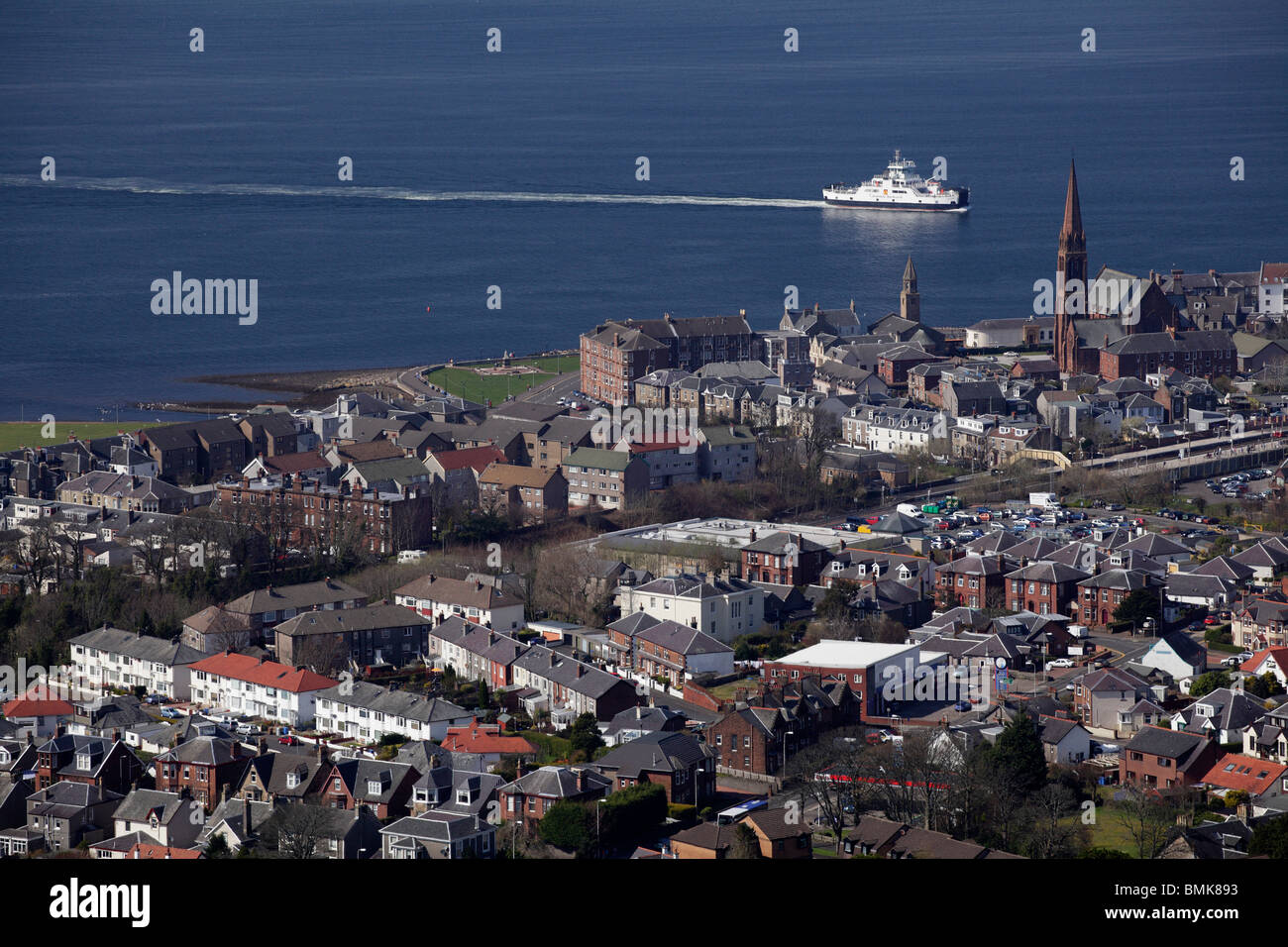 Vista da Castle Hill sulla città balneare di Largs mentre un traghetto Calmac si avvicina sul Firth di Clyde, Nord Ayrshire, West Coast of Scotland, Regno Unito Foto Stock