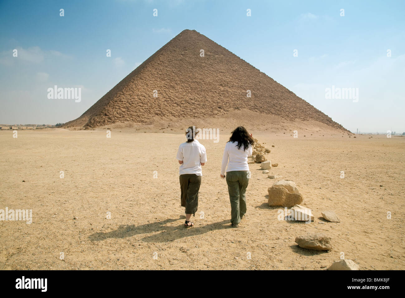 Due donne i turisti a piedi verso il rosso Piramide a Dahshur, Egitto Foto Stock