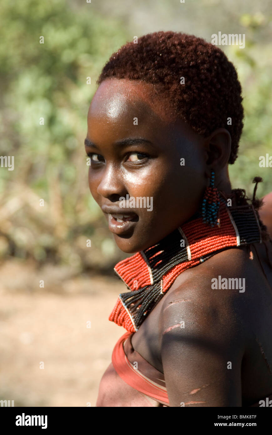 Etiopia: inferiore Omo river basin vicino a Turmi e Dilabino Hamar bull-jumping cerimonia ritratto di Hamar donna con collana di perle Foto Stock