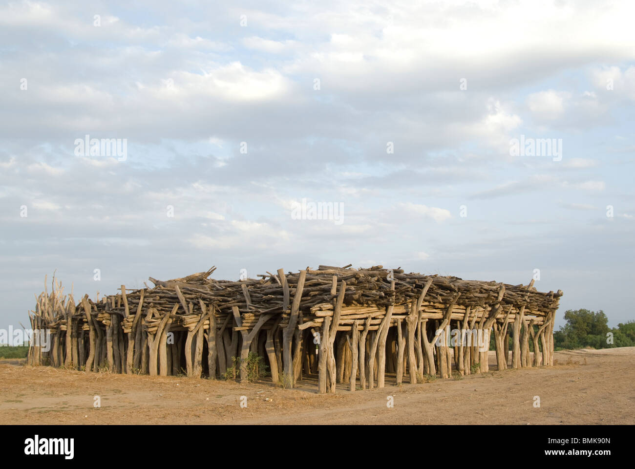 Etiopia: inferiore Omo river basin, Karo villaggio di Duss, edificio di legno dove gli anziani di sesso maschile si incontrano per discutere di leggi comunitarie, Foto Stock