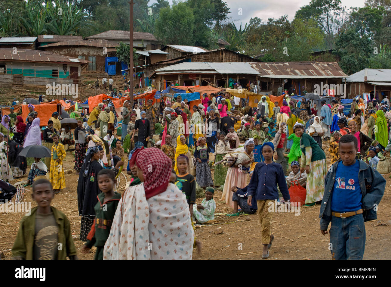 Vestiti in maniera colorata persone nel mercato all'aperto in un piccolo villaggio sulla strada tra Addis Abeba e Jima, Etiopia. Foto Stock