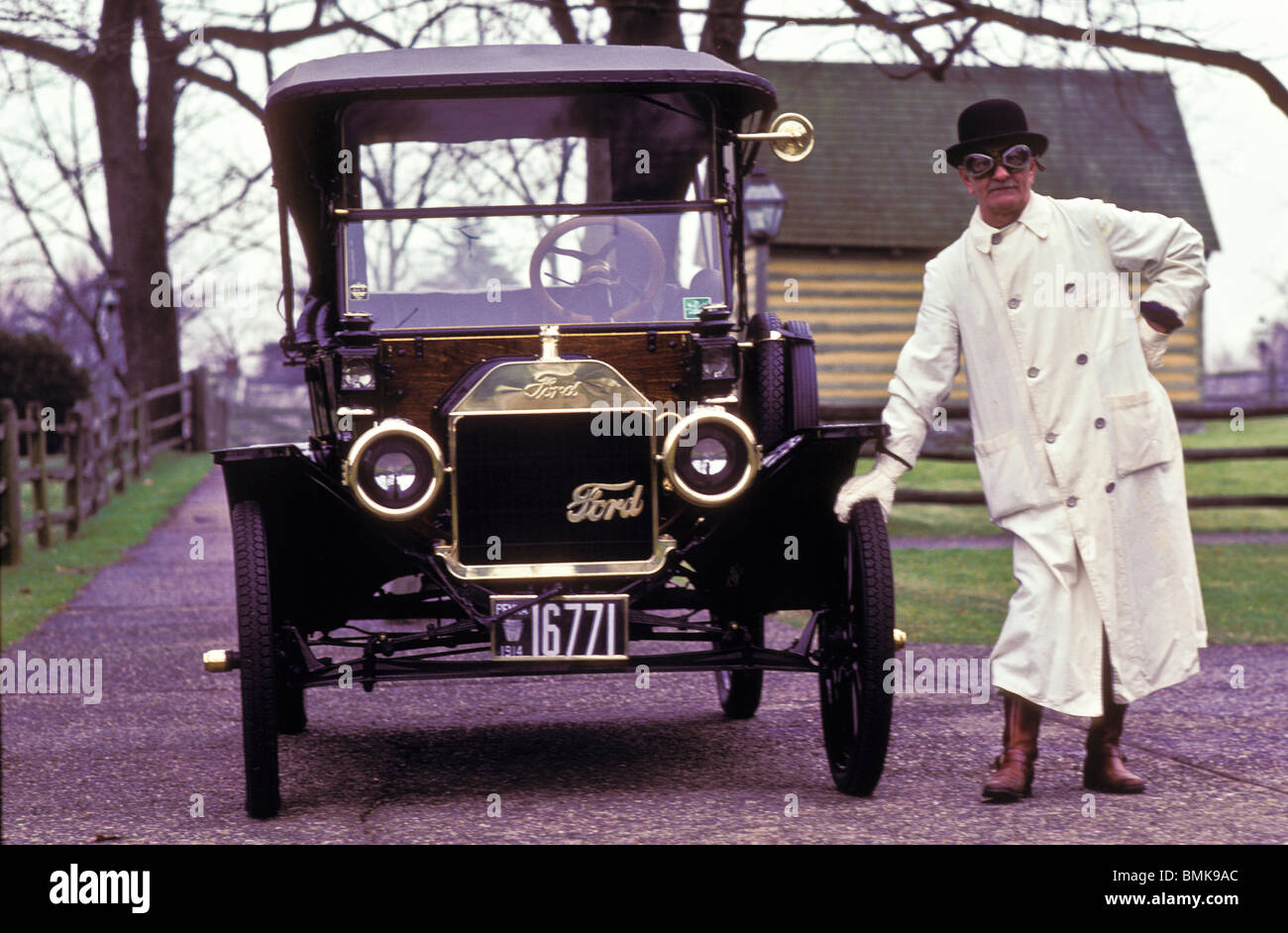 Inizio modello americano Ford T 1908-1909-1910 style automobile americana Gas Powered proiettori ruote pneumatici in gomma ottone Foto Stock