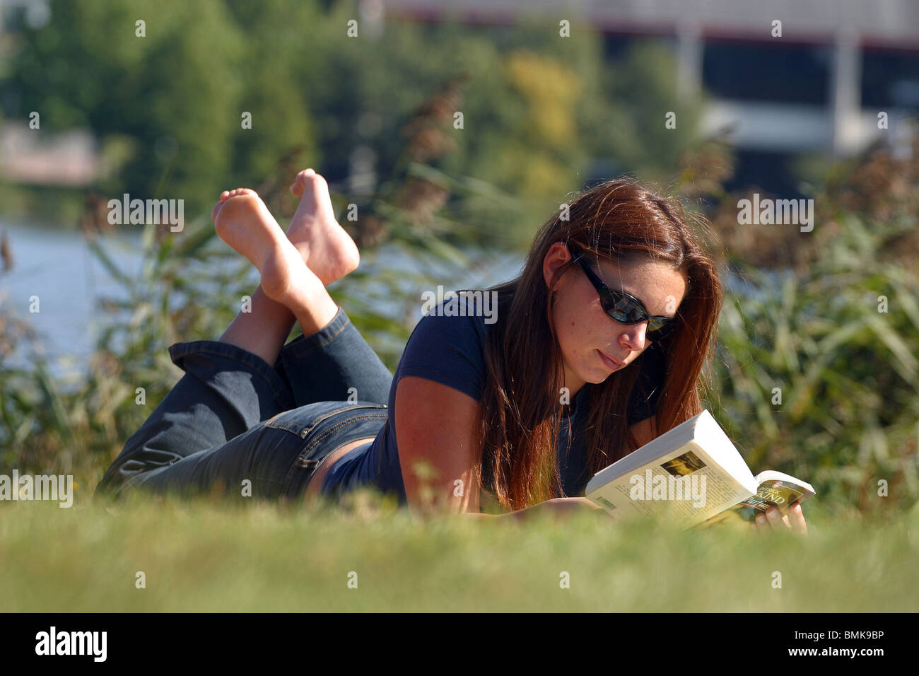 La donna la lettura di un libro Foto Stock