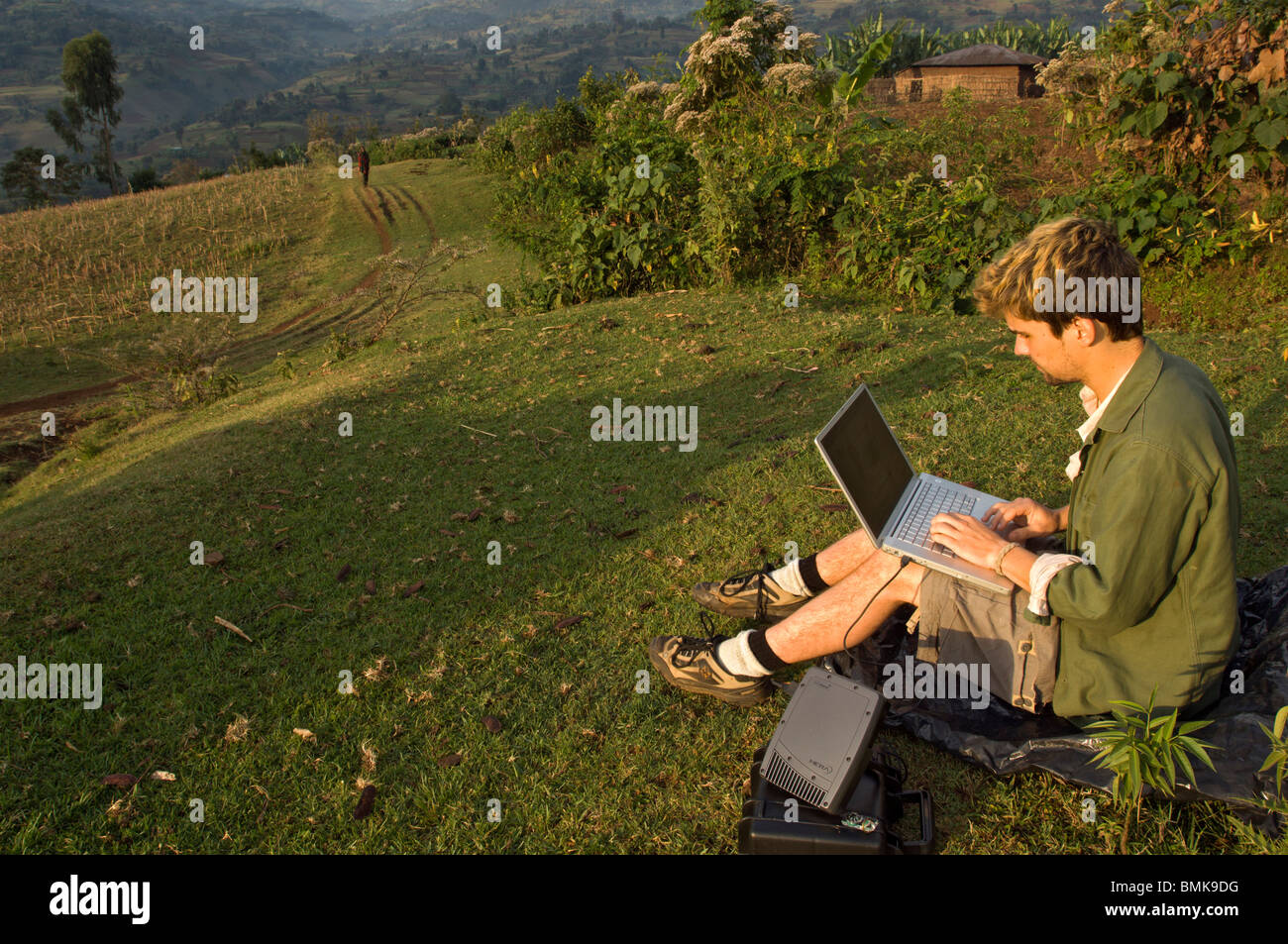 Tourist su un computer portatile collegato al collegamento satellitare a  Internet in una zona rurale dell Etiopia Foto stock - Alamy