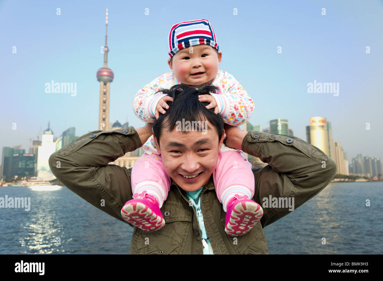 Padre e figlio unico sul lungomare, Shanghai, Cina Foto Stock