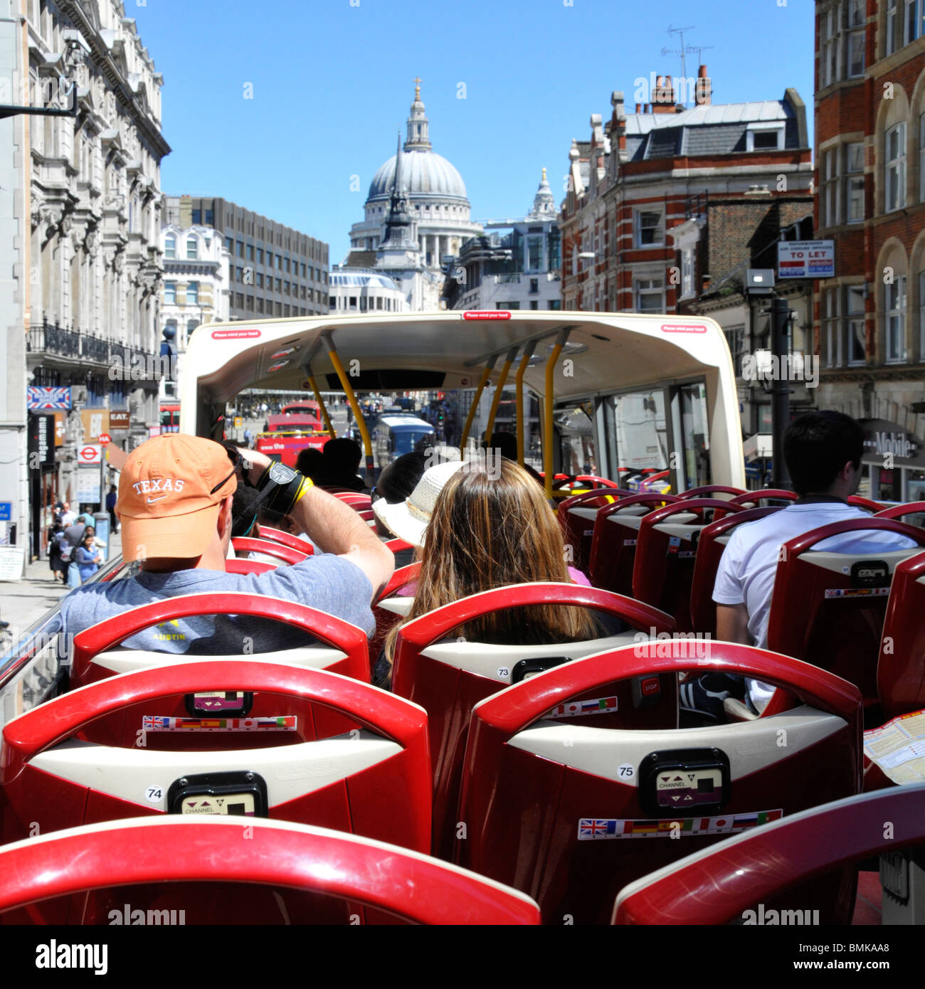 I turisti su open top tour bus avvicinando alla Cattedrale di St Paul Foto Stock