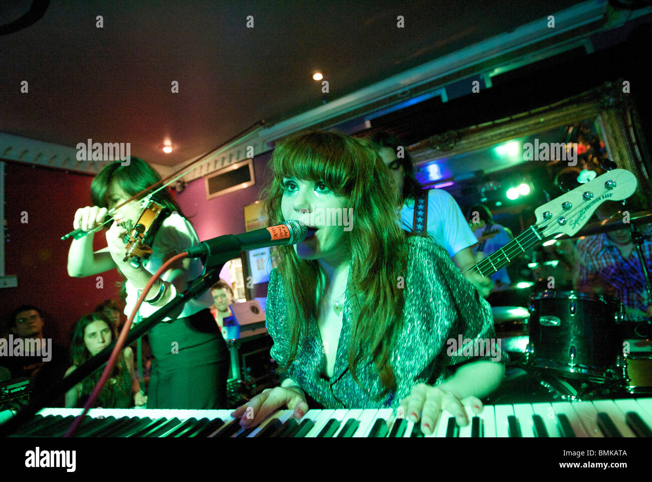 Kate Nash ha eseguito un concerto segreto presso il Trinity pub harrow Foto Stock