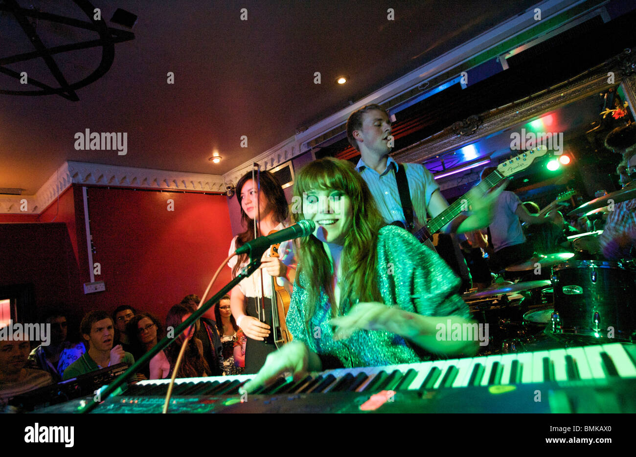 Kate Nash ha eseguito un concerto segreto presso il Trinity pub harrow Foto Stock