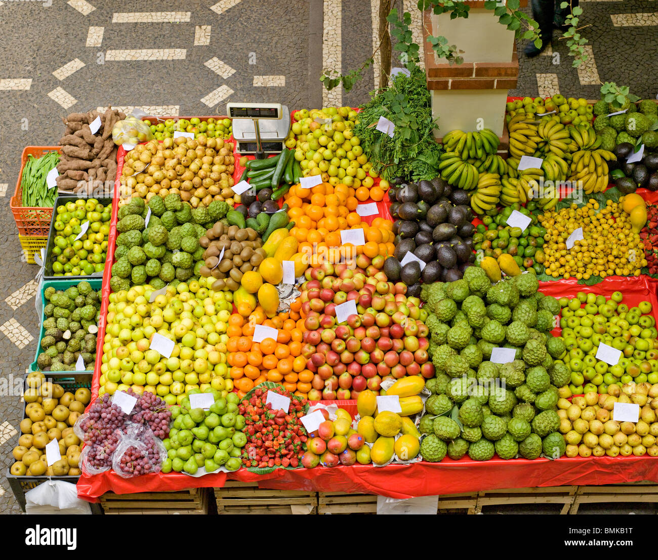 Frutta fresca e verdure sulle bancarelle dall'alto presso i contadini Mercato Mercado dos Lavradores Funchal Madeira Portogallo UE Europa Foto Stock