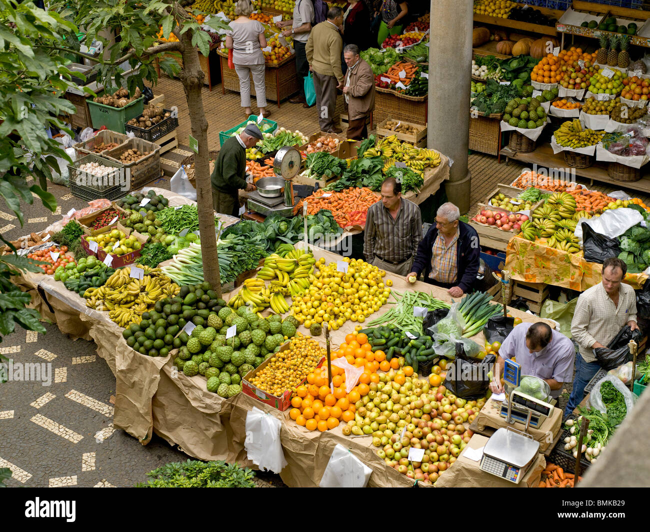 Bancarelle di frutta fresca e verdura al mercato agricolo Mercado dos Lavradores Funchal Madeira Portogallo UE Europa Foto Stock