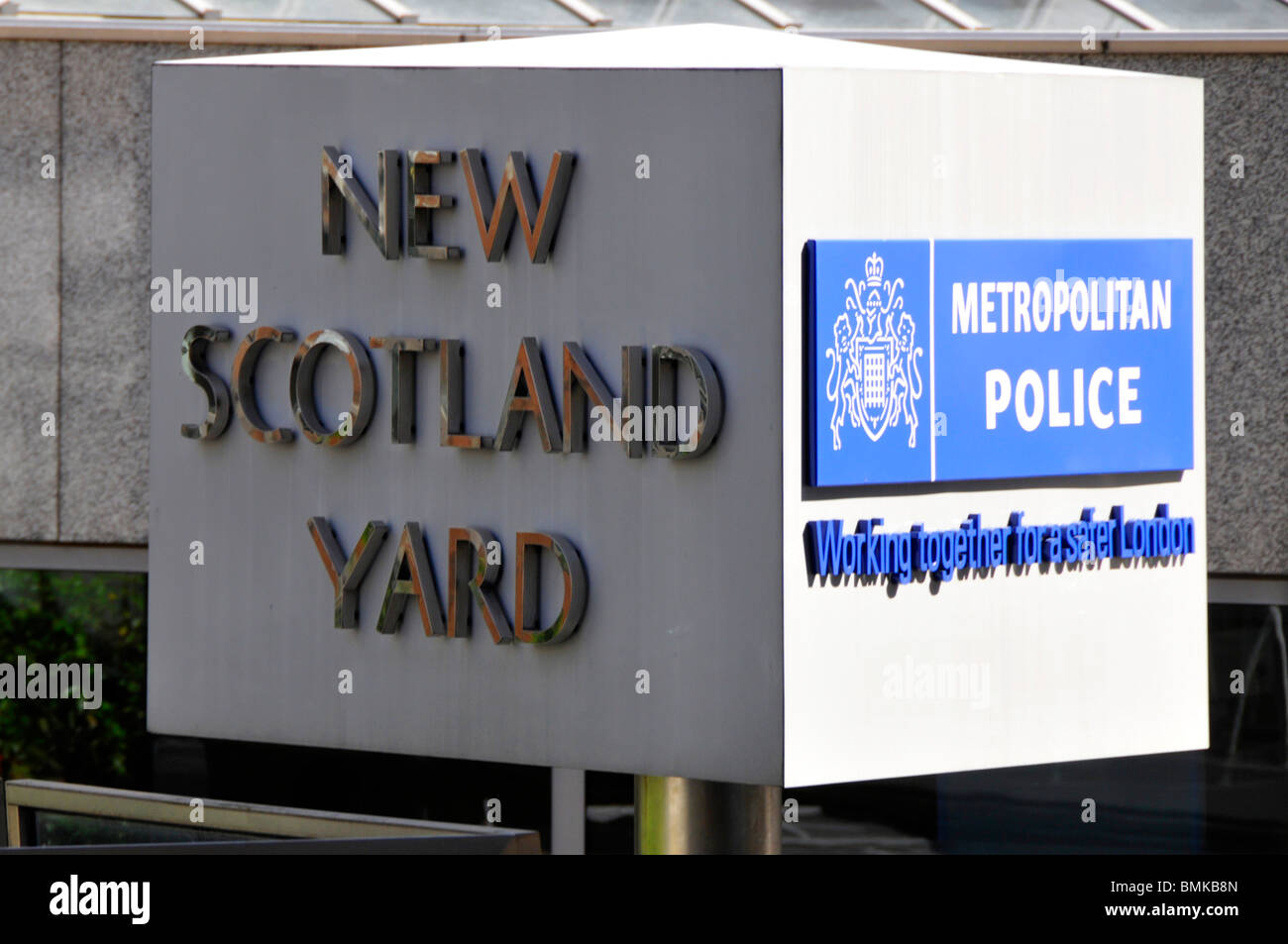 Segno per la Metropolitan Police New Scotland Yard HQ London Inghilterra England Regno Unito Foto Stock