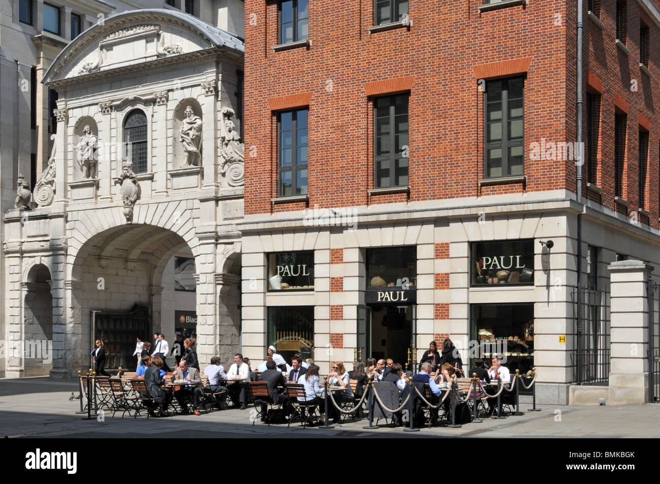 Diners all'aperto presso il ristorante Paul in St Pauls sagrato accanto a Temple Bar porta Foto Stock