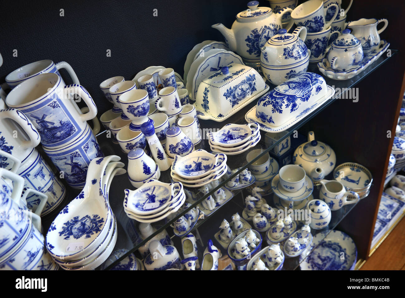 Blu e bianco in ceramica in vendita a Delft, Olanda Foto stock - Alamy