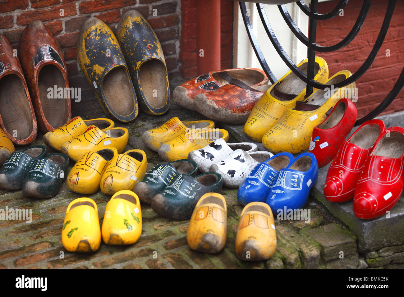 Antique zoccoli di legno in vendita a Delft, Olanda. Foto Stock